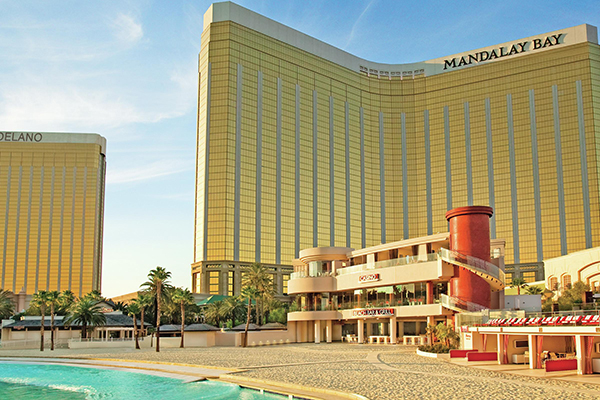 Imagen cautivadora de Mandalay Bay Hotel y Casino en Las Vegas, un destino de lujo y entretenimiento deslumbrante. Explora la belleza y la emoción de este icónico hotel y casino ubicado en la famosa Las Vegas Strip. Disfruta de una experiencia inolvidable mientras te sumerges en la energía vibrante de Mandalay Bay.