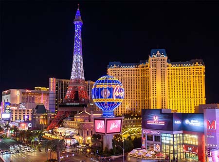 Paris Las Vegas: Vive la magia de París en el corazón del Strip. Descubre su icónica Torre Eiffel, casino y restaurantes de inspiración francesa.